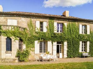 Vintage Mansion in Lauzun with Pool