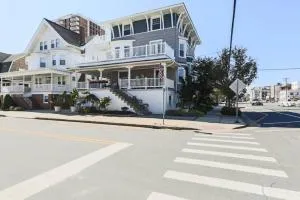 Large Beach Home with Ocean Views from Balcony Unit 2 and 3 - Margate City