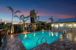 Bermuda Bungalows (Tropical Island Getaway)