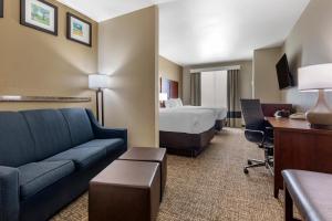 Queen Suite with Two Queen Beds - Non-Smoking room in Comfort Suites Waco North - Near University Area