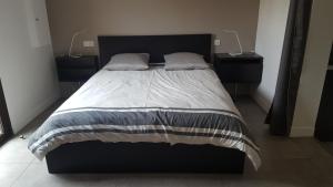 Maisons d'hotes les Aromatiques - terrasse & parking prive a VILLENEUVE LES AVIGNON - proche Golf Academy : Chambre Double avec Salle de Bains Privative