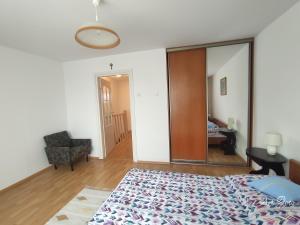 Apartament – 3 pokojowe dwupoziomowe mieszkanie z ogrodem