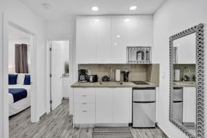 Cozy studio wbeach boardwalk steps kitchen