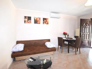 Charming Villa with Pool in Zbandaj