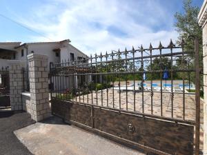 Charming Villa with Pool in Zbandaj