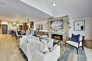 Three-Bedroom House room in 1009EMPI home