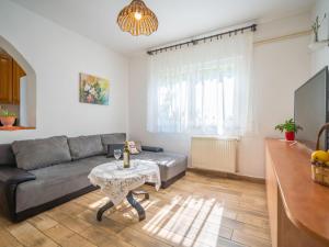Apartment Iris by Interhome 