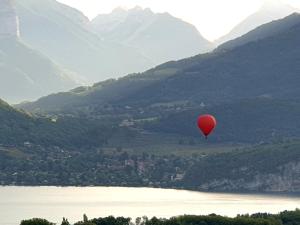 Maisons d'hotes Les O d'Annecy : Chambre Double de Luxe avec Balcon - Vue sur Lac