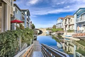 Private Dock and Balcony Waterfront Sparks Home - فيرنلي