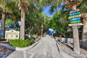 100 steps to beautiful Indian Rocks Beach, oceanside, 2 bedroom updated condo