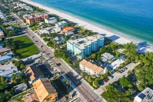 100 steps to beautiful Indian Rocks Beach, oceanside, 2 bedroom updated condo