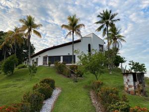 puerto triunfo alojamiento con piscina