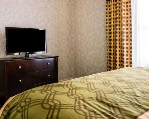 Queen Suite with Two Queen Beds - Non-Smoking room in Econo Lodge Inn & Suites