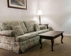 Queen Suite room in Econo Lodge Inn & Suites