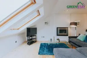 "The Penthouse Newquay" by Greenstay Serviced Accommodation - Spacious 3 Bed 3 Bath Apt with Sea Views, Sun Terrace & Private Parking - Perfect For Families, Small Groups & Business Travellers - 5 Mins To Beaches, Shops & Restaurants - Dog Friendly - 纽基