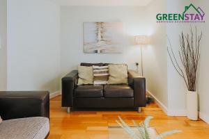 "The Garden Apartment Newquay" by Greenstay Serviced Accommodation - Beautiful 2 Bed Apartment With Parking & Garden Terrace, Dog Friendly, Close To Beaches, Shops & Restaurants - Perfect For Families, Couples, Small Groups & Business Travellers
