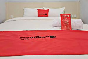 RedDoorz at CBD Polonia Medan