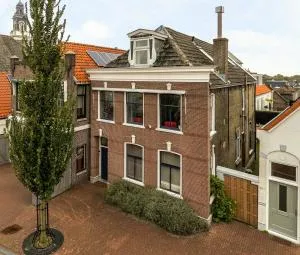 De Kapiteinshut aan de rivier met XL ligbad en sauna - Streefkerk