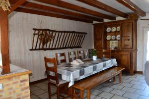 MARAIS POITEVIN bord rivière pêche ,barque, vélos, wifi, linge, cheminée, cuisine, terrain de boules