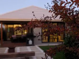 Red Lotus Retreat - Grattai