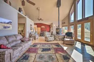 Mtn-View Cabin with Deck, 3 Mi to Cripple Creek! - كريبل كريك