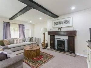 Secluded Mansion Retreat - Expansive Private Oasis - Wooburn