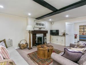 Historically Charming Home with Large Garden- Pass the Keys