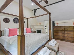 Historically Charming Home with Large Garden- Pass the Keys