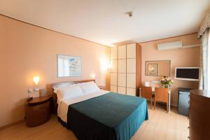 Double Room with Private Bathroom room in Montebello Park Hotel