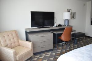 Queen Room with Two Queen Beds - Non-Smoking room in Holiday Inn - Kansas City - Northeast an IHG Hotel