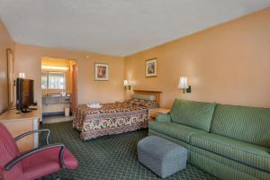 Studio with Pool View room in Bayside Inn Pinellas Park - Clearwater