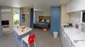 Campings Camping International d'Aups : Mobile Home - KeyWestotel - 2 Personnes, Télévision et Climatisation - Serviettes et Linge de Maison Inclus