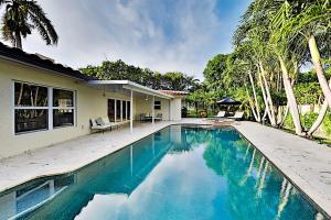 Three-Bedroom House room in Tropical Retreat - Heated Pool Spa Walk to Beach home