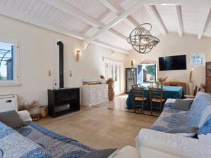 Farmhouse in Noto with Pool and Garden