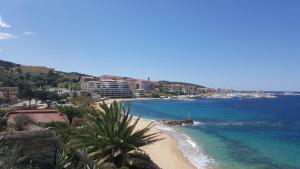 appartement T3 terrasse vue mer pieds dans l eau