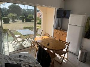 Appartement T2 cabine, capacité 4 personnes, à 600 m de la plage et à 300 m du Golf