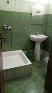 Single Room with Bathroom room in La Conu Iancu
