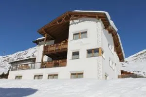 查萨阿德里安娜酒店 - Compatsch