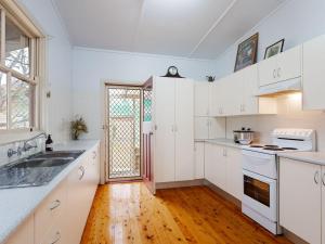 Daves Place, 27 Rigney St - Holiday house with Wifi, Dog Friendly, Aircon & Boat Parking