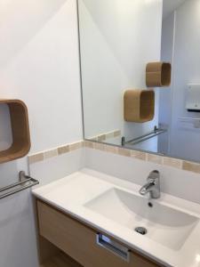 Rez de jardin 5 pers avec piscine, vue directe sur la plage à 40 m