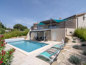 Superb villa by the river in Cesseras