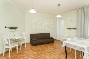 Two-Bedroom Apartment room in EtazhiDaily at Mashinistov