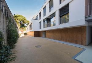 LovelyStay - Primrose 2BR Flat with Free Parking, AC and Balcony