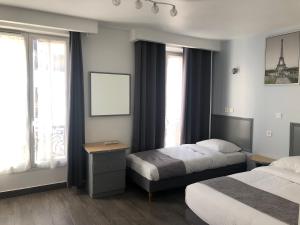 Triple Room room in Hôtel Clauzel Paris