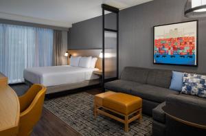 King Room with Roll-In Shower - Disability Access room in Hyatt Place Boston/Seaport District