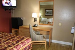 Queen Room with Two Queen Beds - Non-Smoking room in Bella Vista Inn Santa Clara