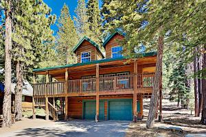 Three-Bedroom House room in Tranquil Cabin - Big Deck Pool Table Near Trails home