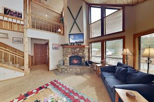 Three-Bedroom House room in Wooded Getaway with 2 Living Areas & Shuttle home