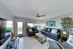 Two-Bedroom Apartment room in Renovated Saida Towers Getaway with Pool & Hot Tub condo