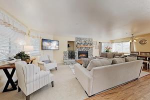 Three-Bedroom House room in Tree-Top Getaway with Forested Views & Elevated Deck home